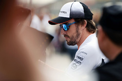 Fernando Alonso, McLaren signeert handtekeningen voor de fans