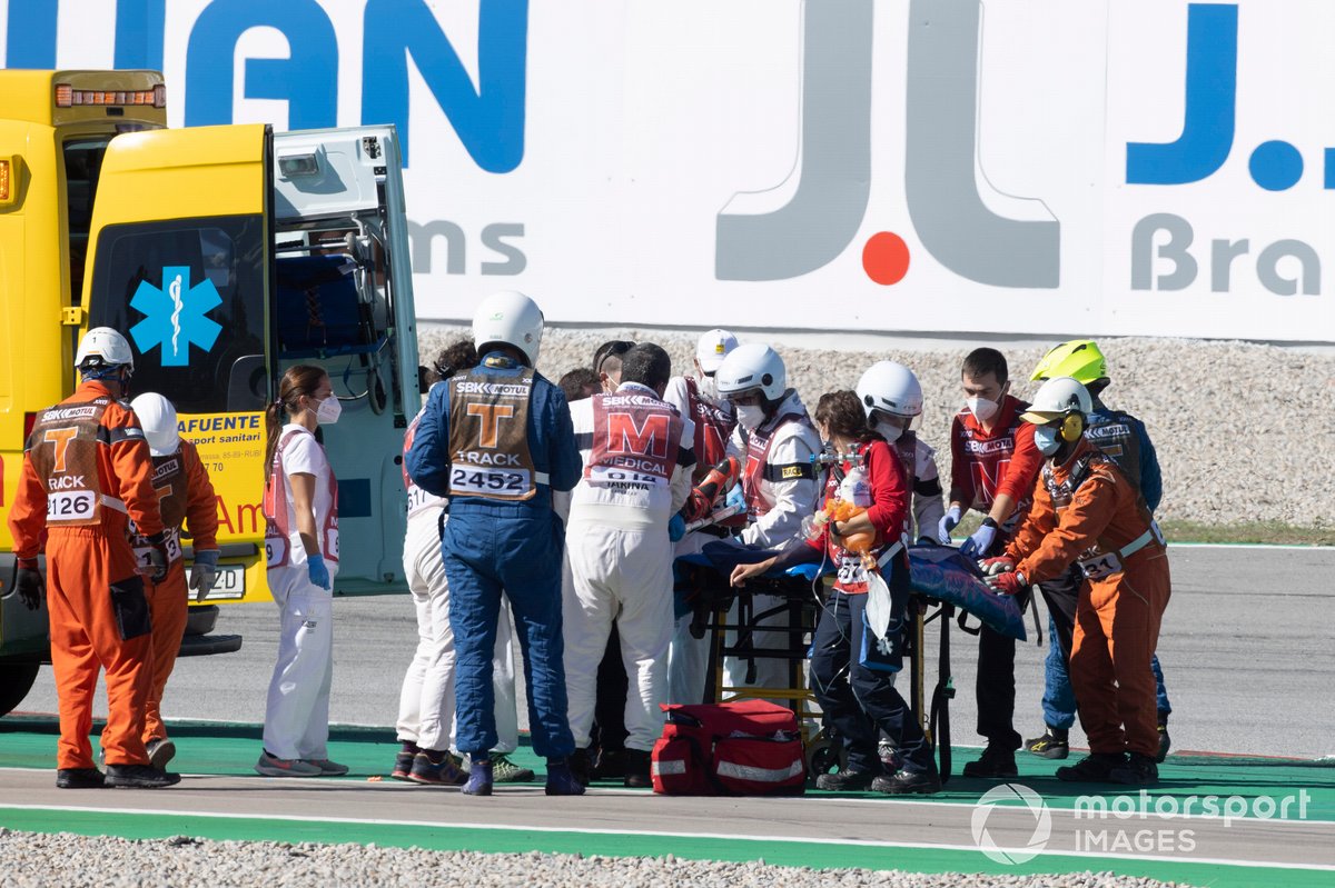 Tom Sykes, BMW Motorrad, dibawa dengan ambulans setelah tabrakan dengan Lucas Mahias, Kawasaki Puccetti Racing