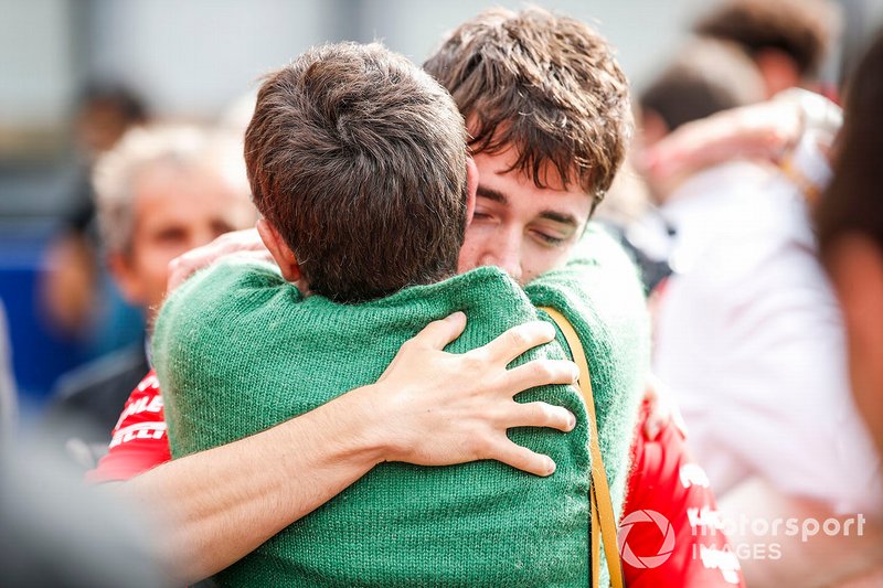 Charles Leclerc omhelst de moeder van Anthoine Hubert
