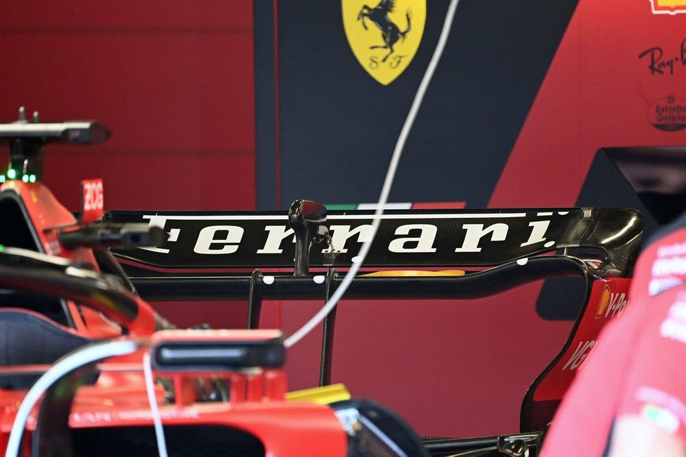 Alerón trasero con el actuador del DRS del Ferrari SF-23