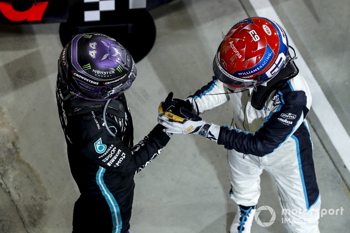 Lewis Hamilton, Mercedes berjabat tangan dengan George Russell, Williams di parc ferme F1 GP Bahrain 2021