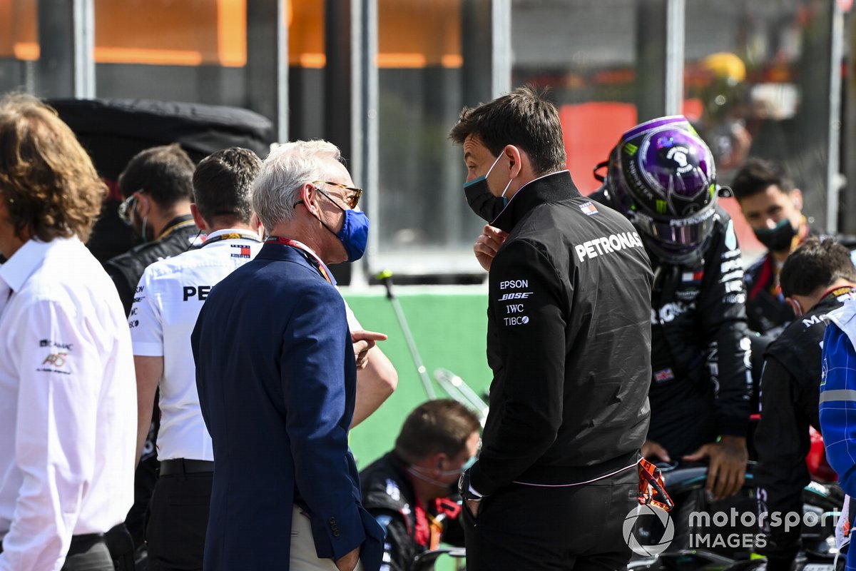Greg Maffei, Liberty Media, talks with Toto Wolff, Executive Director (Business), Mercedes AMG, on the grid