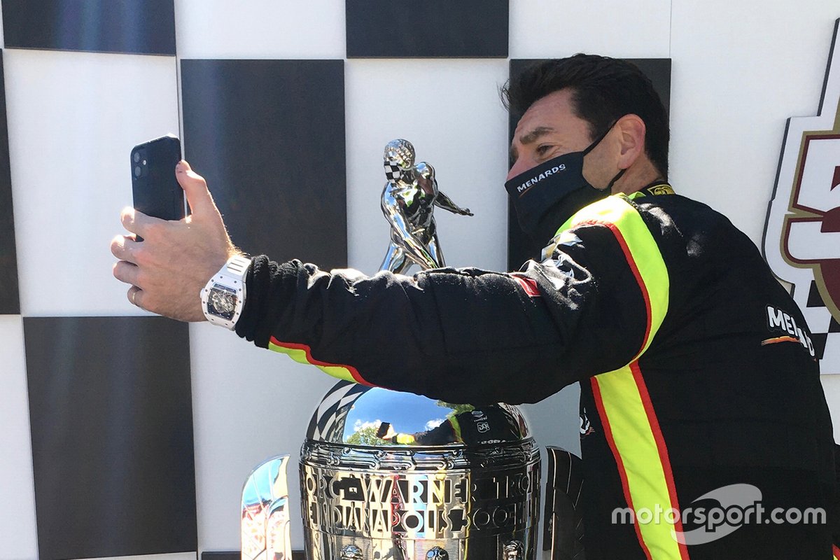 El ganador de 2019, Simon Pagenaud, con el trofeo Borg-Warner