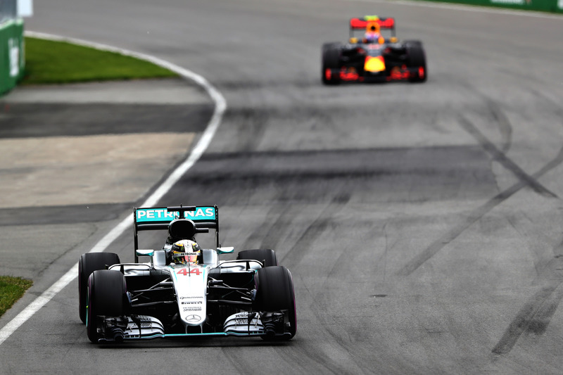 Льюїс Хемілтон, Mercedes AMG F1 W07 випереджає Макса Ферстаппена, Red Bull Racing RB12