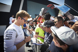 Nico Rosberg gibt Autogramme