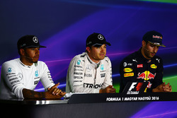 I primi tre delle Qualifiche nella Conferenza stampa FIA: il secondo qualificato Lewis Hamilton, Mer