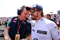 Paul Monaghan, Red Bull Racing Chief Engineer with Fernando Alonso, McLaren on the grid