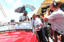 Льюіс Хемілтон, Mercedes AMG F1 і ведучий Sky Sports F1 Джонні Херберт на параді пілотів