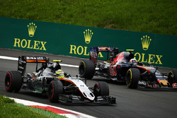 Sergio Perez, Sahara Force India F1 VJM09 en Carlos Sainz Jr., Scuderia Toro Rosso STR11