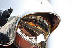 Fernando Alonso, McLaren MCL33, pist görevlisinin kaskındaki yansıması