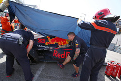 Görevliler, Max Verstappen'in, Red Bull Racing RB14 aracını kaldırıyor