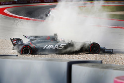 Romain Grosjean, Haas F1 Team VF-17, gira y sale a la grava