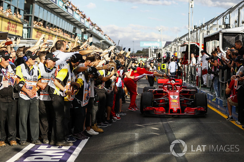 Yarış galibi Sebastian Vettel, Ferrari SF71H, parc ferme ve Maurizio Arrivabene, Ferrari Takım Patronu