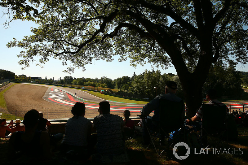 8. ¿Qué mejor plan de fin de semana que sentarte a la sombra de los árboles a ver carreras de motos?