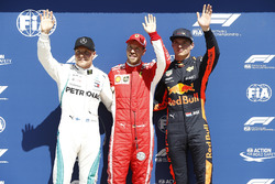 (Da sx a dx): Valtteri Bottas, Mercedes-AMG F1, il poleman Sebastian Vettel, Ferrari e Max , Red Bull Racing