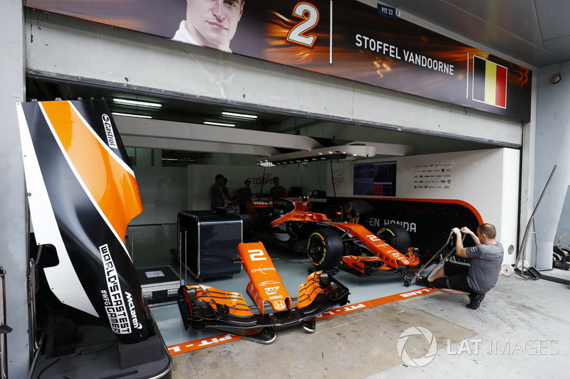A team member works on the Stoffel Vandoorne McLaren MCL32