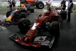 Kimi Raikkonen, Ferrari SF70H, Max Verstappen, Red Bull Racing RB13 ve Sebastian Vettel, Ferrari SF70H ilk tur kaza
