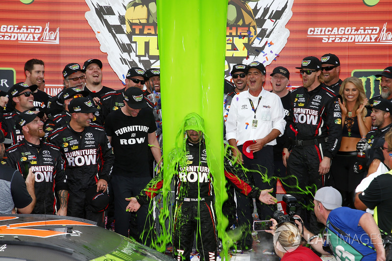 4. El baño del vencedor, Martin Truex Jr., Furniture Row Racing Toyota