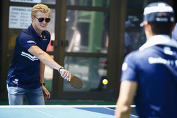 Marcus Ericsson, Sauber, Pascal Wehrlein, Sauber, juegan tenis de mesa