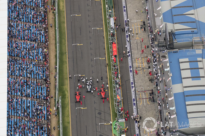 Sıralamalarda ilk 3: Lewis Hamilton, Mercedes AMG F1 W09, Sebastian Vettel, Ferrari SF71H, ve Kimi Raikkonen, Ferrari SF71H