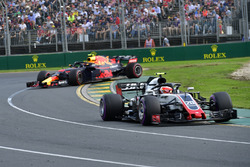 Kevin Magnussen, Haas F1 Team VF-18 ve Max Verstappen, Red Bull Racing RB14 spin atıyor