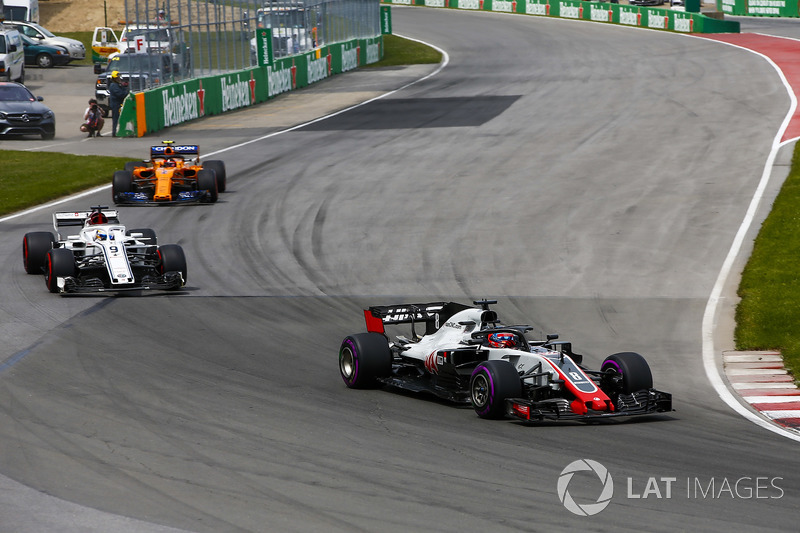 Romain Grosjean, Haas F1 Team VF-18, precede Marcus Ericsson, Sauber C37, e Stoffel Vandoorne, McLaren MCL33