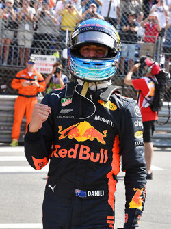 Il poleman Daniel Ricciardo, Red Bull Racing festeggia nel parco chiuso