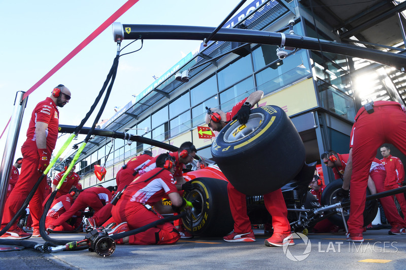 Команда Ferrari отрабатывает процедуру пит-стопа