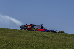 Brendon Hartley, Scuderia Toro Rosso STR12 with engine failure in FP1