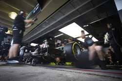 Engineers prepare to send Lewis Hamilton, Mercedes AMG F1 W08, out for his first run in Q1