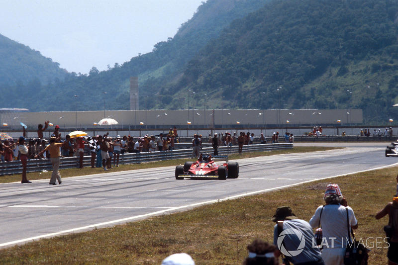 Карлос Ройтеманн (Ferrari 312T2) здобуває перемогу в гонці