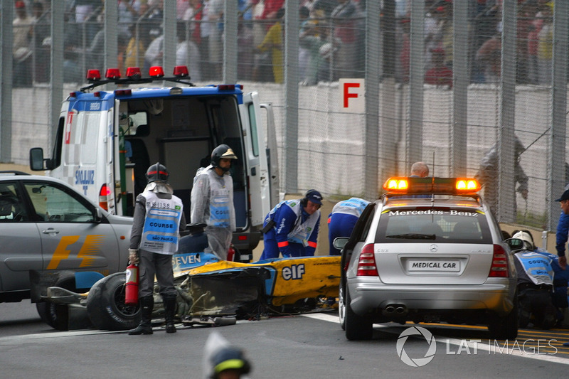 Tıbbi ekipler, pist kenarında Fernando Alonso, Renault F1 Team'e yardım ediyor