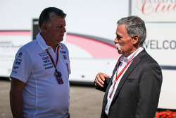 Otmar Szafnauer, Teamchef, Force India und Chase Carey, Formel-1-Chef