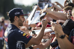 Daniel Ricciardo, Red Bull Racing signs autographs for the fans