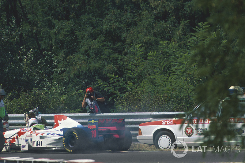 Taki Inoue, Arrows FA16 yangın söndürmeye çalışırken tıbbi araç tarafından düşürülüyor