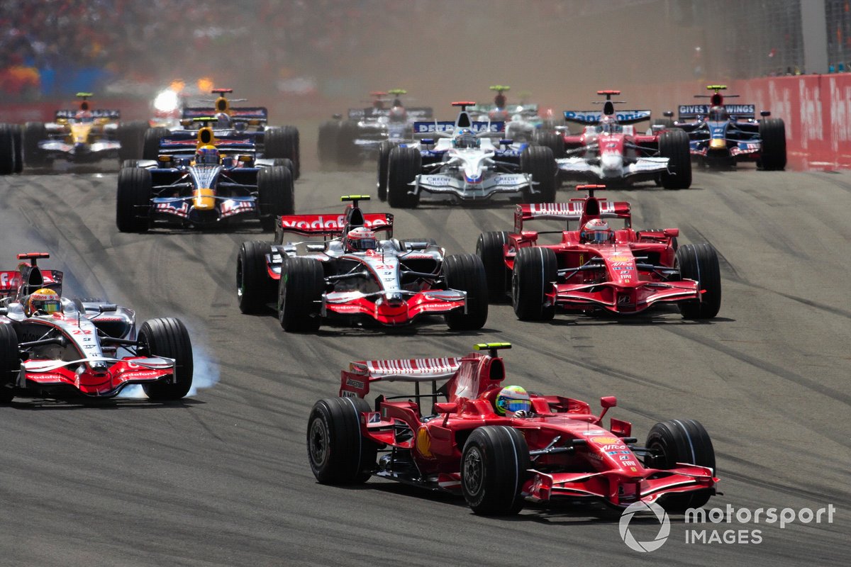 Felipe Massa, Ferrari F2008 lidera sobre Lewis Hamilton, McLaren MP4-23 Mercedes, Kimi Raikkönen, Ferrari F2008 y Heikki Kovalainen, McLaren MP4-23 Mercedes, en el arranque de la carrera.