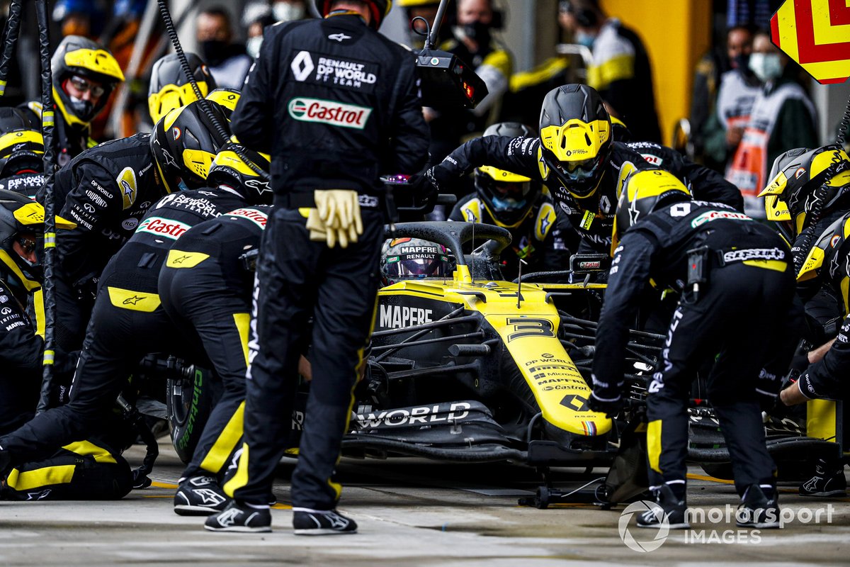 Daniel Ricciardo, Renault F1 Team R.S.20, saat berada di pit.