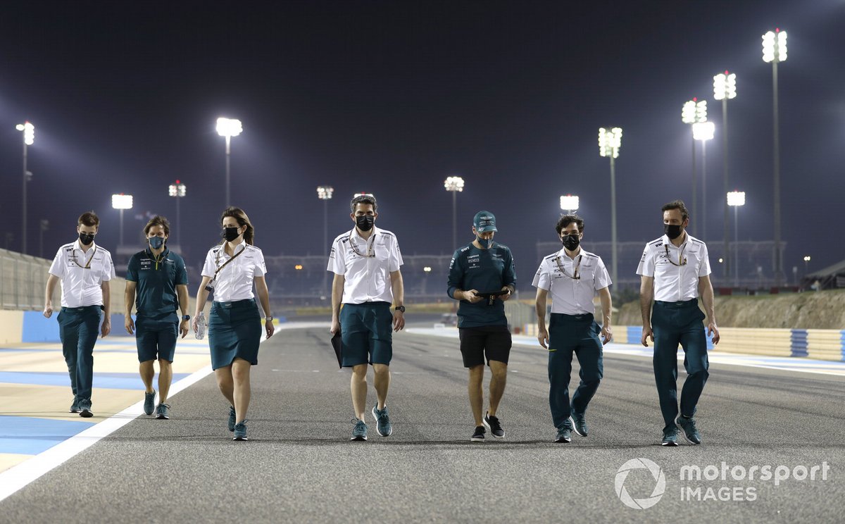 Sebastian Vettel bersama kru Aston Martin melakukan track walk jelang pekan balap GP Bahrain