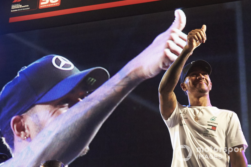 Lewis Hamilton, Mercedes AMG F1, sur scène