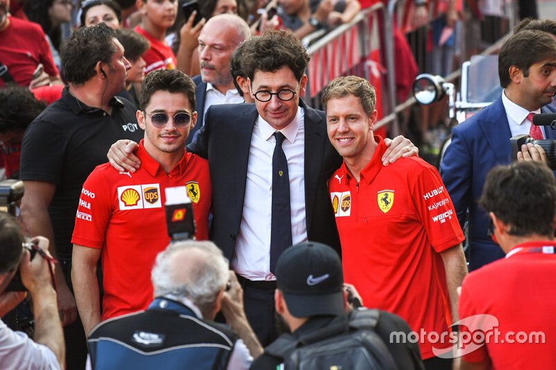 Charles Leclerc, Ferrari, Mattia Binotto, y Sebastian Vettel, Ferrari