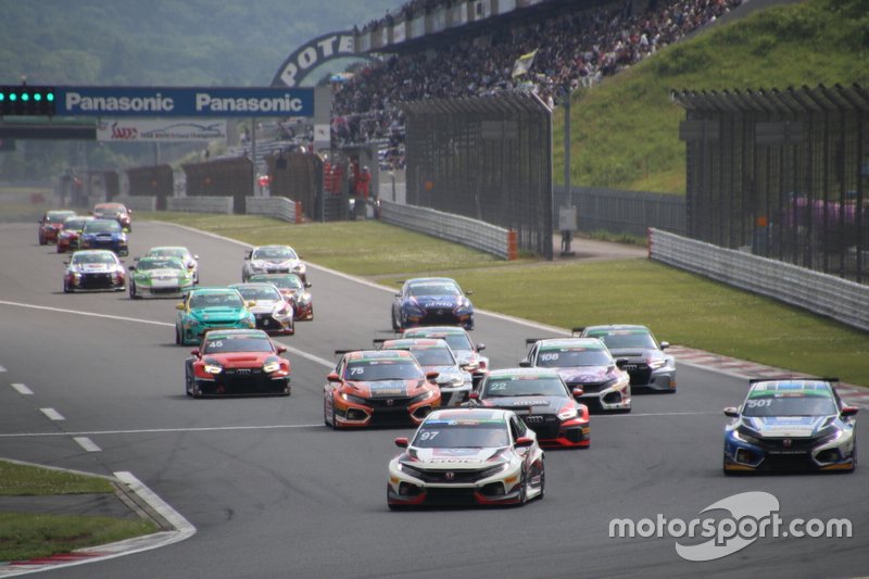 富士24時間ST-TCRクラス スタート