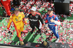 Podium: winnaar Will Power, Team Penske Chevrolet, tweede Mikhail Aleshin, Schmidt Peterson Motorspo