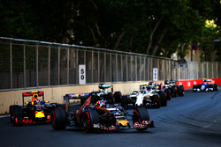 Daniil Kvyat, Scuderia Toro Rosso STR11, vor Max Verstappen, Red Bull Racing RB12