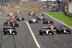 Старт події: Льюїс Хемілтон, Mercedes AMG F1 W07 Hybrid випереджає Даніеля Ріккардо, Red Bull Racing