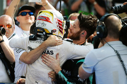 Sieger Lewis Hamilton, Mercedes AMG F1, feiert mit dem Team