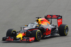 Daniel Ricciardo, Red Bull Racing RB12 met het Aeroscreen