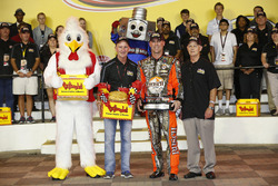 Polesitter Kevin Harvick, Stewart-Haas Racing Chevrolet
