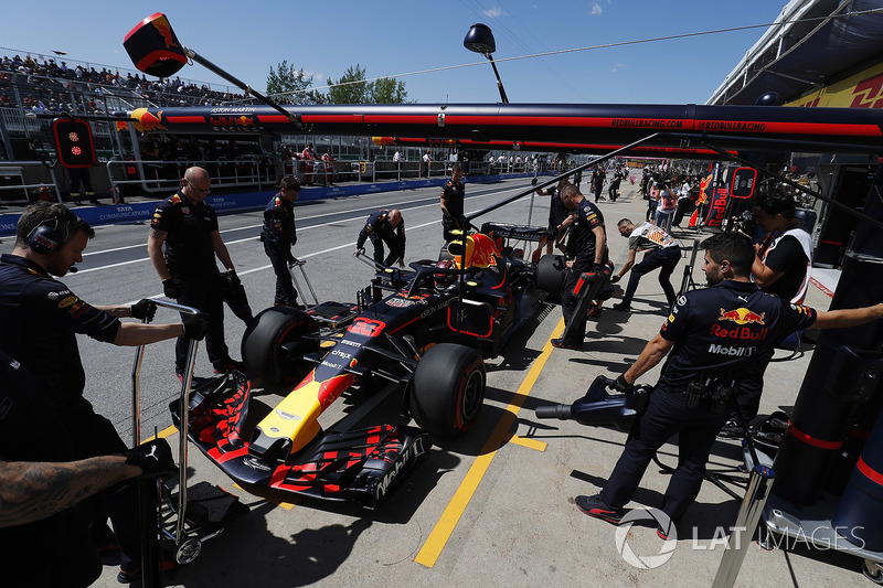 Max Verstappen, Red Bull Racing RB14, si ferma nella sua area pit stop