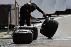 Red Bull Racing mekanikeri Pirelli lastiklerini yıkıyor