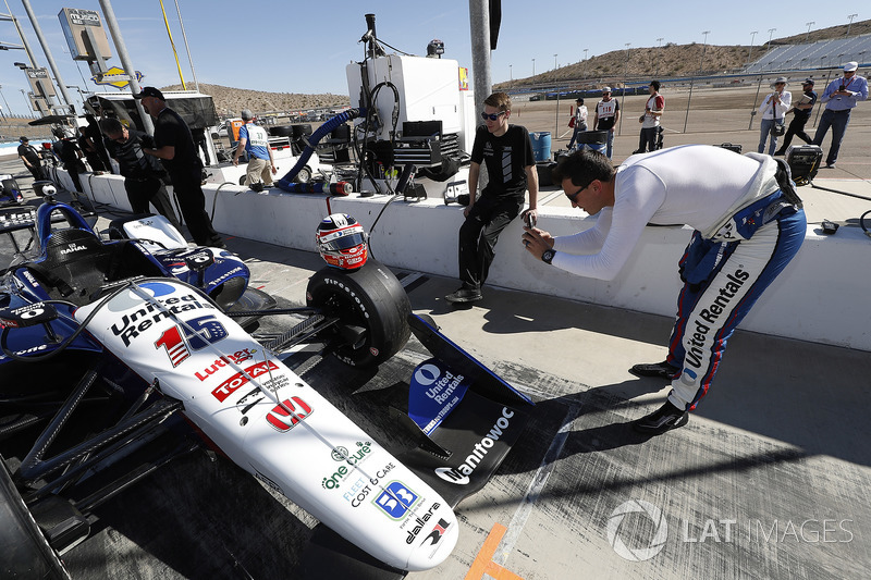 Graham Rahal, Rahal Letterman Lanigan Racing Honda, toma foto de su casco